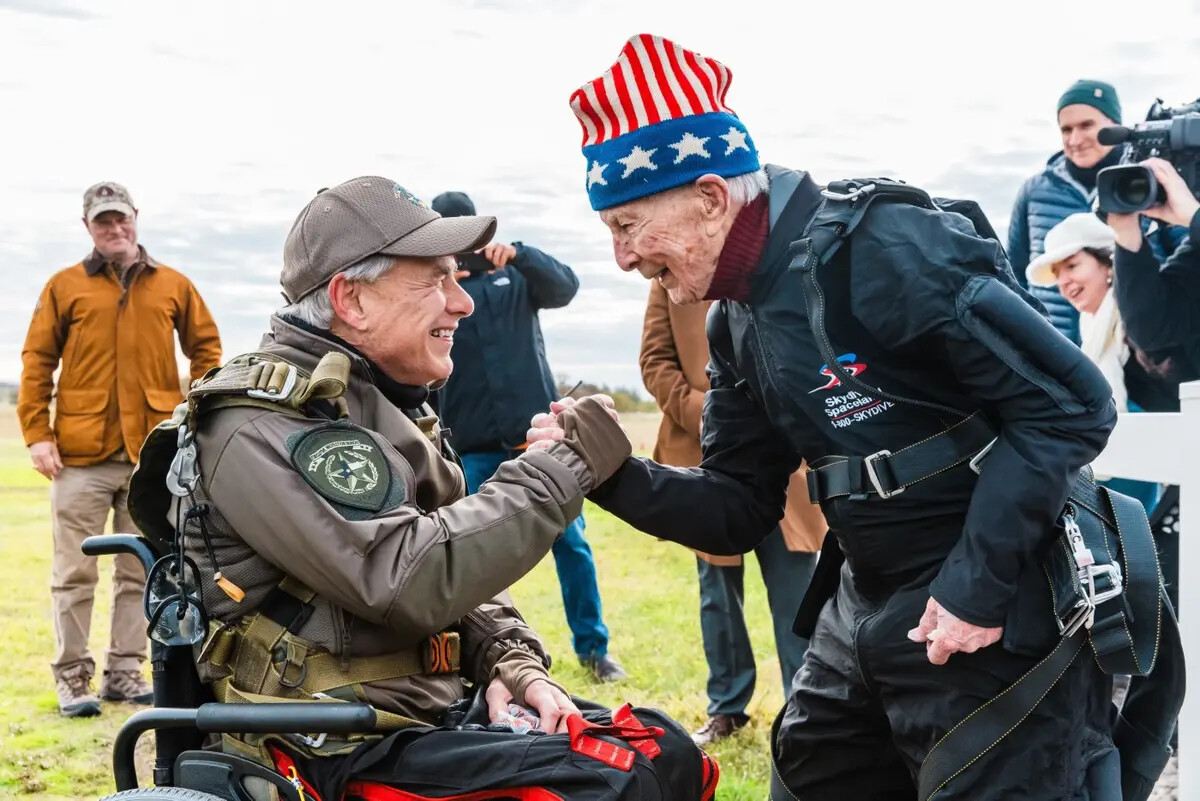 Veterano de 106 años bate récord de paracaidismo mientras el gobernador de Texas hace su primer salto