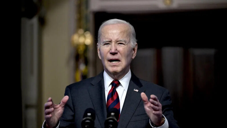 El presidente Joe Biden pronuncia un discurso sobre nuevas medidas para fortalecer las cadenas de suministro en la Sala de Tratados Indios de la Casa Blanca, el 27 de noviembre de 2023. (Andrew Caballero-Reynolds/AFP vía Getty Images)