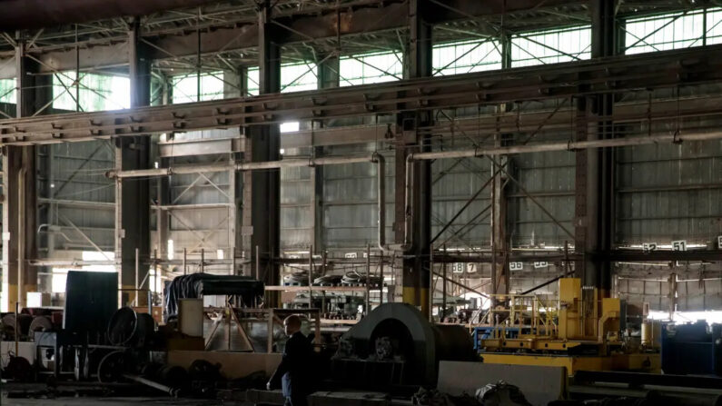 Un almacén de bobinas de acero en la planta Granite City Works de U.S. Steel en Granite City, Illinois, en julio de 2018. (Whitney Curtis/Getty Images)