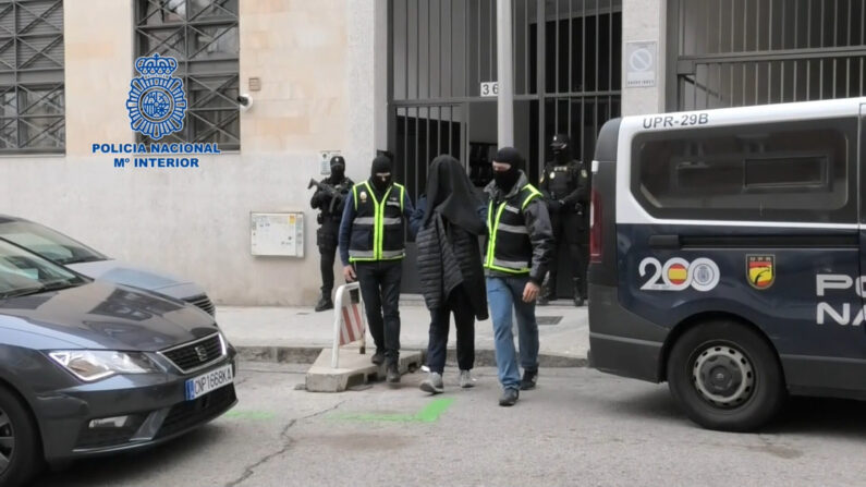 Agentes de la Policía Nacional llevan a cabo un operativo relacionado con las detenciones vinculadas al terrorismo yihadista. EFE / Policía Nacional