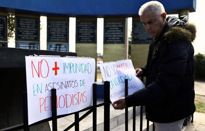 Un periodista participa en una protesta pidiendo justicia tras el asesinato del fotoperiodista Ismael Villagomez Tapia en Ciudad Juarez, estado de Chihuahua, México, el 17 de noviembre de 2023. (HERIKA MARTINEZ/AFP vía Getty Images)