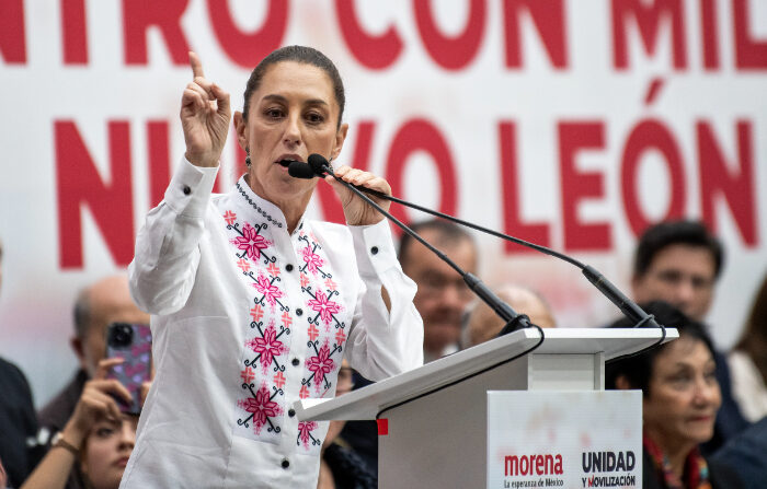 La aspirante a la presidencia de México, Claudia Sheinbaum, habla en un acto de campaña en Monterrey, Nuevo León, el 11 de noviembre de 2023. La aspirante del oficialista Movimiento de Regeneración Nacional (Morena), dijo que su partido respetó la voluntad popular en las encuestas para la elección de los candidatos de las nueve gubernaturas para las elecciones del 2024 y que no hubo acuerdo copulares. (EFE/Miguel Sierra).