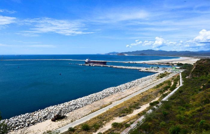 Una foto de archivo del puerto de Salina Cruz, Oaxaca, México, el 9 de octubre de 2023, (CLAUDIO CRUZ/AFP vía Getty Images)