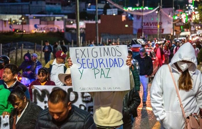 Representantes de organizaciones sociales marchan hoy para exigir a las autoridades seguridad en San Cristóbal de las Casas, estado de Chiapas, México. ( EFE/Carlos López)