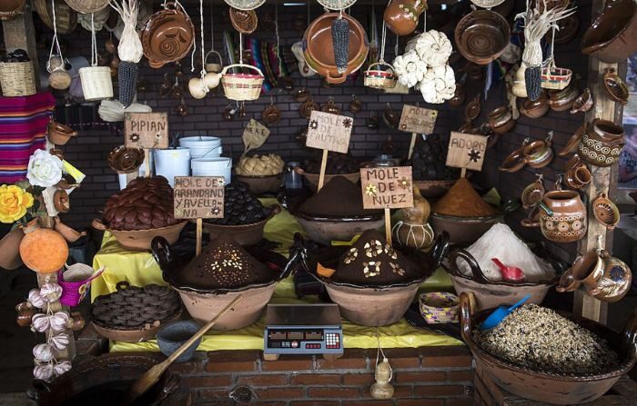 Una foto de archivo de un puesto de mole típico el 05 de octubre de 2016 en la Feria del Mole de San Pedro Atocpan, delegación Milpa Alta, en la Ciudad de México. (OMAR TORRES/AFP via Getty Images)