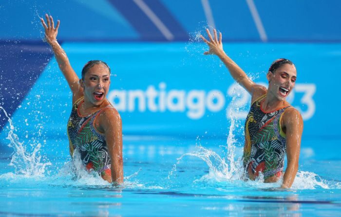 Joana Jimenez y Nuria Diosdado del Equipo de México compiten en Natación Artística - Dueto Rutina Libre en el Centro Acuatico del Estadio Nacional en el Día 13 de los Juegos Panamericanos Santiago2023 el 02 de noviembre de 2023 en Santiago, Chile. (Al Bello/Getty Images)