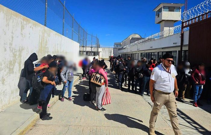 Foto cedida hoy por el Instituto Nacional de Migración (INM), que muestra a un grupo de migrantes que fue rescatado por las autoridades, en el municipio de Matehuala, San Luis Potosí, México. EFE/ INM/ Disponible para ilustrar la noticia