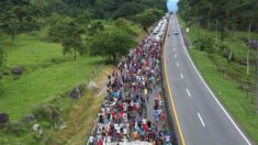 Migrantes de caravana aceptan ayuda de INM en su paso por Chiapas, tras más de 10 días de recorrido