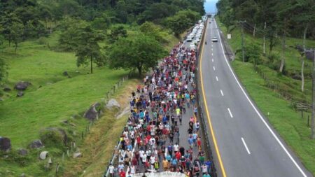 Caravana de migrantes pasa la Navidad en la carretera, marchando hacia la frontera con EE.UU.