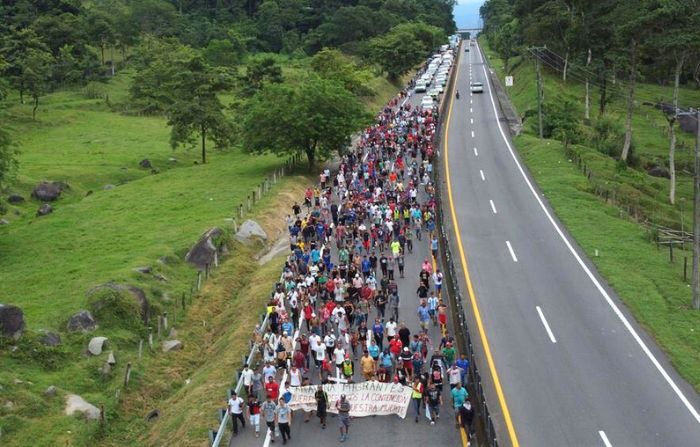 Cientos de migrantes avanzan en caravana en el municipio de Huixtla, en el estado de Chiapas, México,  el 6 de noviembre de 2023. (EFE/Juan Manuel Blanco)
