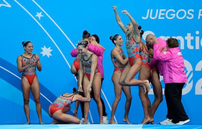 Equipo de México celebra al ganar la medalla de oro en rutina acrobática equipos natación artística el 3 de noviembre de 2023, durante los Juegos Panamericanos 2023 en Santiago , Chile. EFE/ Adriana Thomasa