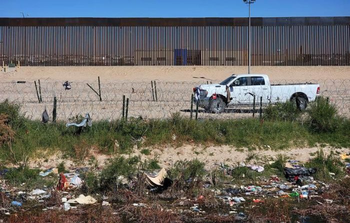 Personal de la Guardia Nacional de Estados Unidos vigila la frontera con México para evitar la instalación de campamentos migrantes, el 12 de noviembre de 2023, en Ciudad Juárez, Chihuahua, México. (EFE/Luis Torres)