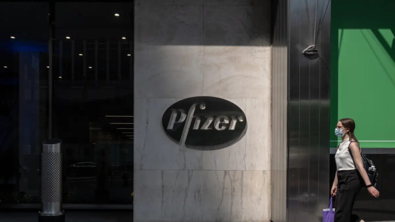 Un peatón pasa por la sede de Pfizer en la ciudad de Nueva York, en una fotografía de archivo. (Jeenah Moon/Getty Images)
