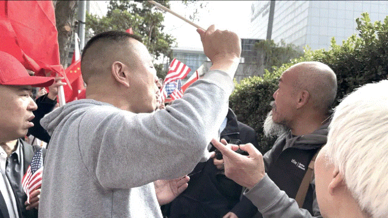 Manifestantes pro-Beijing se enfrentan a disidentes chinos frente al hotel St. Regis en San Francisco, California, el 14 de noviembre de 2023. (Eva Fu/The Epoch Times)
