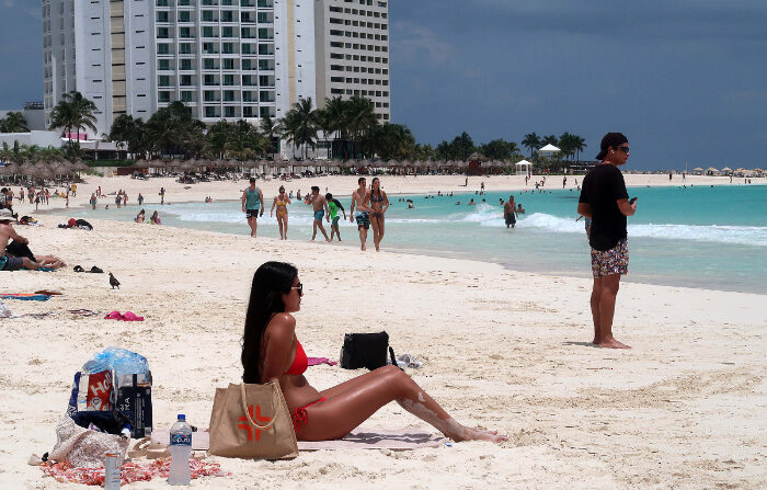 Turistas disfrutan en una playa en Cancún, Quintana Roo, el 9 de noviembre de 2023. (EFE/Alonso Cupul)