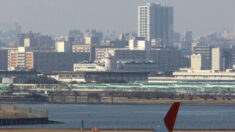 Avión de carga aterriza de emergencia en un aeropuerto de Tokio tras incendiarse un motor