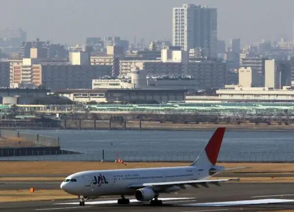 Un avión de pasajeros esperando para despegar en el Aeropuerto Internacional de Tokio. Imagen de archivo. (Junko Kimura/Getty Images)