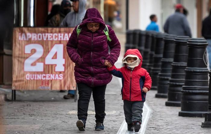 Personas caminan abrigadas debido al descenso de la temperatura hoy, en la ciudad de Saltillo, estado de Coahuila, México. (EFE/Miguel Sierra)