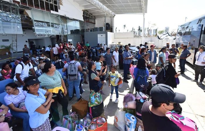 Fotografía de personas afectadas por el huracán Otis en busca de transporte a sus lugares de origen, en una terminal de autobuses en el puerto de Acapulco (México). (EFE/ Secretaria de Comunicaciones y Transportes)