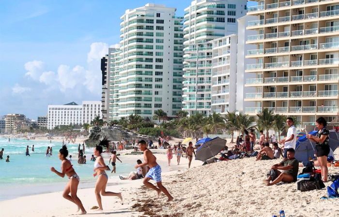 Una foto de archivo de turistas en las playas del balneario de Cancún, Quintana Roo, México. EFE/Alonso Cupul