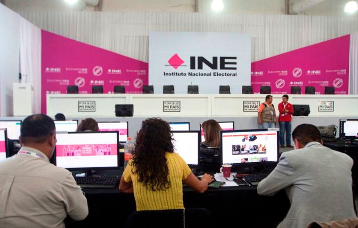 INE analiza integrar 20,964 casos de mexicanos en el extranjero para que puedan votar el 2 de junio