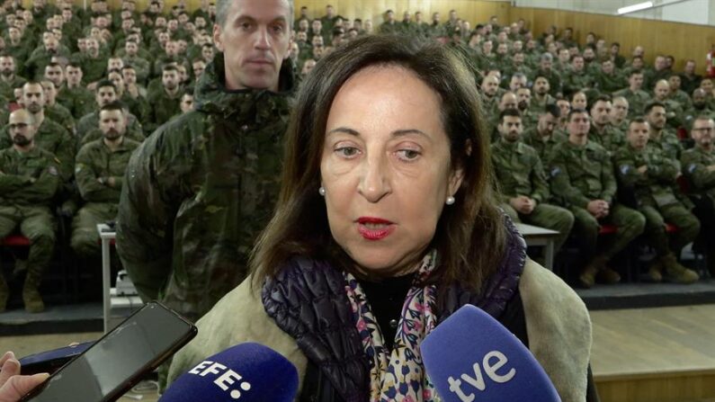 La ministra de Defensa española, Margarita Robles (c), ofrece declaraciones durante una visita este lunes, a los militares españoles en la base de Adazi (Letonia). EFE/ Jesús Bartolomé