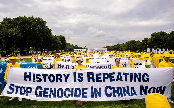 Practicantes de Falun Gong se preparan para marchar por la Avenida Pensilvania para conmemorar el 23 aniversario de la persecución del Partido Comunista Chino a esta práctica espiritual en China, en Washington el 21 de julio de 2022. (Samira Bouaou/The Epoch Times)