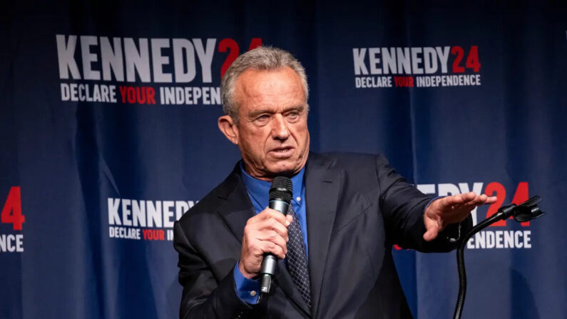 El candidato presidencial independiente Robert F. Kennedy Jr. habla durante un evento de campaña "Declare su Celebración de Independencia" en el Centro Adrienne Arsht para las Artes Escénicas del Condado de Miami-Dade en Miami, Florida, el 12 de octubre de 2023. (Eva Marie Uzcategui/Getty Images)