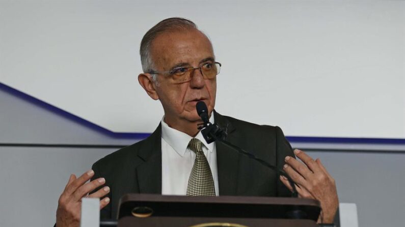 Foto de archivo del ministro de Defensa de Colombia, Iván Velásquez. EFE/ Mauricio Dueñas Castañeda