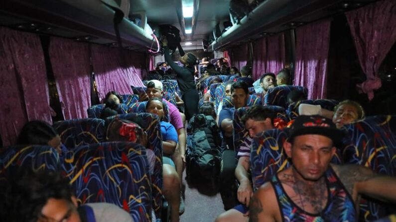 Migrantes venezolanos se transportan en un bus que los lleva hasta la aduana de Agua Caliente frontera con Guatemala, en la ciudad de Danlí (Honduras). Foto de archivo. EFE/Gustavo Amador