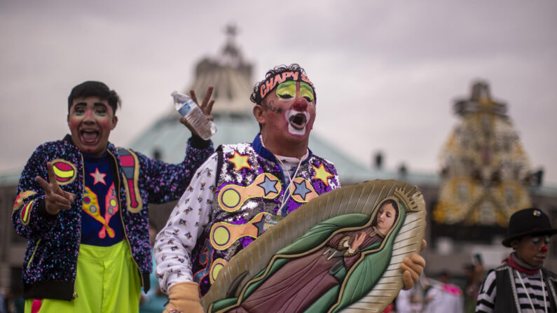 Payasos participan hoy en la XXXI peregrinación anual a la Basílica de Guadalupe, en Ciudad de México, México, el 13 de diciembre de 2023. (EFE/ Isaac Esquivel)