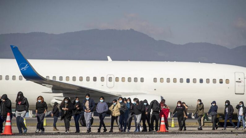 Fotografía de archivo, tomada el pasado 20 de febrero, en la que se registró un grupo de inmigrantes deportados, provenientes en un vuelo desde los Estados Unidos, a su llegada a Cuidad de Guatemala (Guatemala). EFE/Esteban Biba
