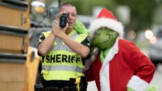 Alguacil disfrazado de duende ‘Grinch’ ofrece cebollas en vez de multas de tráfico