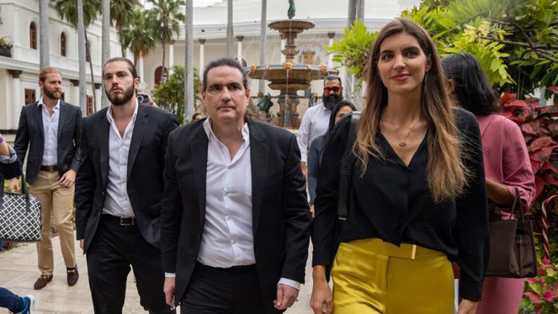 El empresario colombiano Alex Saab (c) llega acompañado por su esposa Camila Fabri (d) a la Asamblea Nacional (AN) de Venezuela el 21 de diciembre de 2023, en Caracas (Venezuela). EFE/ Rayner Peña R.