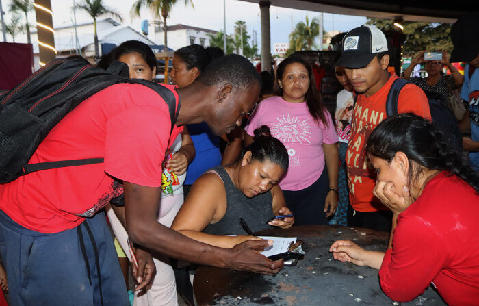 Migrantes permanecen en un parque público a la espera de arreglar su situación migratoria, el 11 de diciembre de 2023, en la Ciudad de Tapachula en el estado de Chiapas, México. (EFE/Juan Manuel Blanco)