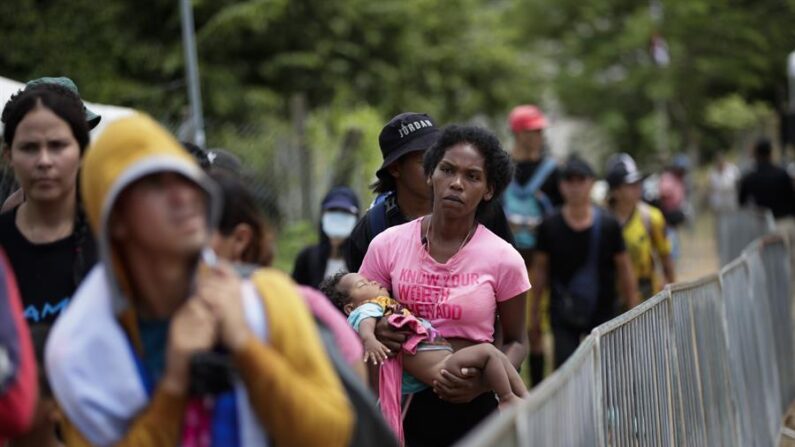 Migrantes hacen fila en una estación de recepción migratoria en Lajas Blancas, Metetí, Darién (Panamá). Imagen de archivo. EFE/ Bienvenido Velasco