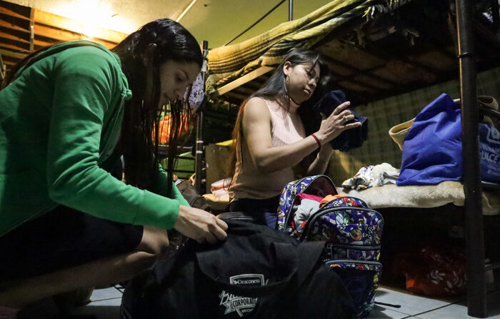 Mujeres migrantes arreglan sus maletas para abandonar un albergue, el 1 de diciembre de 2023, en la fronteriza ciudad de Tijuana, en Baja California, México. (EFE/Joebeth Terríquez)