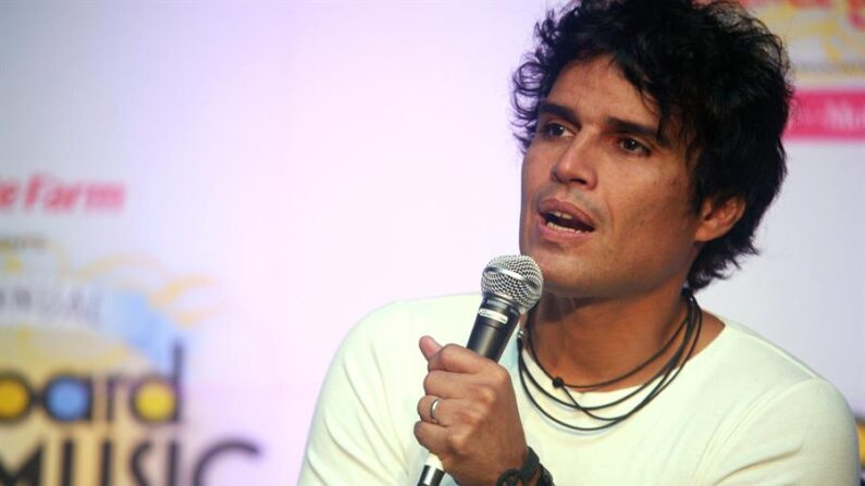 Fotografía de archivo fechada el 28 de abril de 2010 que muestra al cantante peruano Pedro Suárez-Vertiz. EFE/Thais Llorca 