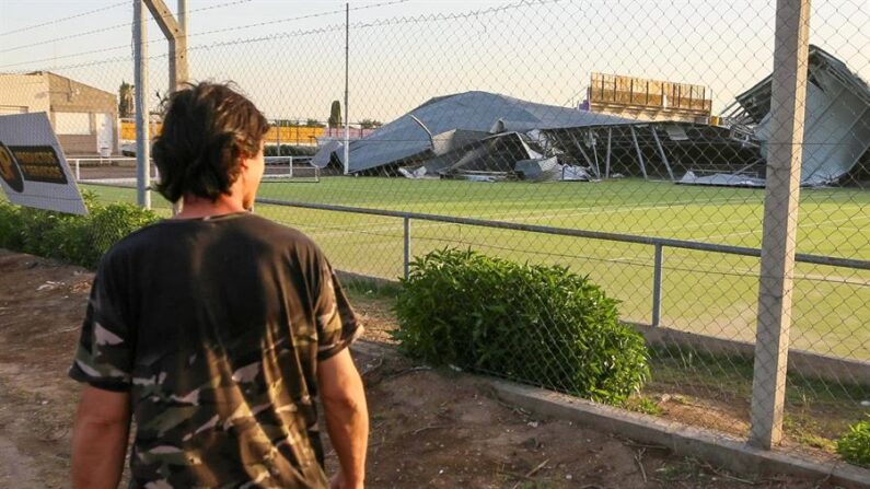 Un residente observa los daños causados en el club Tiro Federal por un temporal el 16 de diciembre de 2023, en Bahía Blanca, provincia de Buenos Aires (Argentina). EFE/Juan Macri