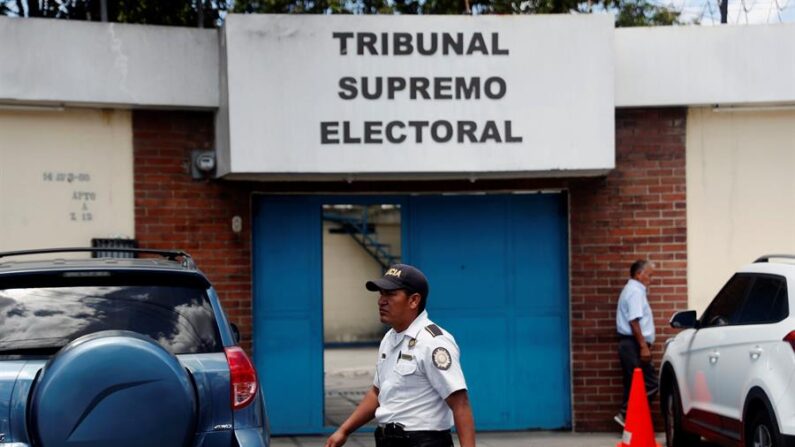 Fotografía de archivo de una entrada del Tribunal Supremo Electoral en Ciudad de Guatemala (Guatemala). EFE