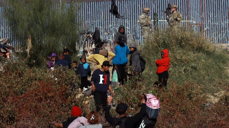 La Oficina de Aduanas y Protección Fronteriza de Estados Unidos también reportó que en noviembre detuvo a 242,000 migrantes en la frontera con México y detectó un repunte en llegadas de migrantes en los primeros días de diciembre. Fotografía de archivo. EFE/ Luis Torres
