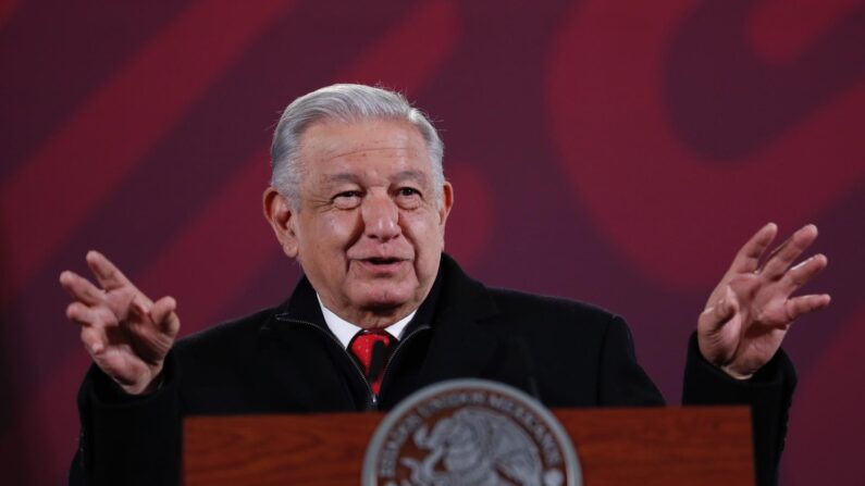 El presidente de México, Andrés Manuel López Obrador, habla durante su conferencia matutina el 27 de diciembre de 2023 en Palacio Nacional, en la Ciudad de México. (EFE/ Sáshenka Gutiérrez)