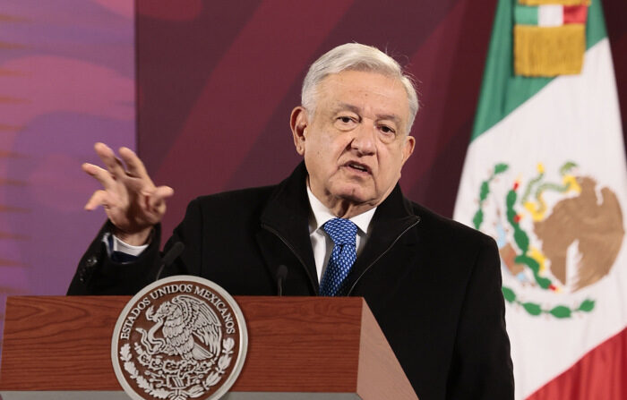 El presidente de México, Andrés Manuel López Obrador, participa durante su conferencia de prensa matutina en Palacio Nacional de la Ciudad de México, México. Imagen de archivo. (EFE/José Méndez)