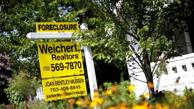 Fotografía de archivo que muestra una casa que está en juicio por hipoteca sin pagar y se ha puesto a la venta por $620,000 dólares (437,000 euros) en McLean, Virginia (EE.UU.). EFE/Shawn Thew