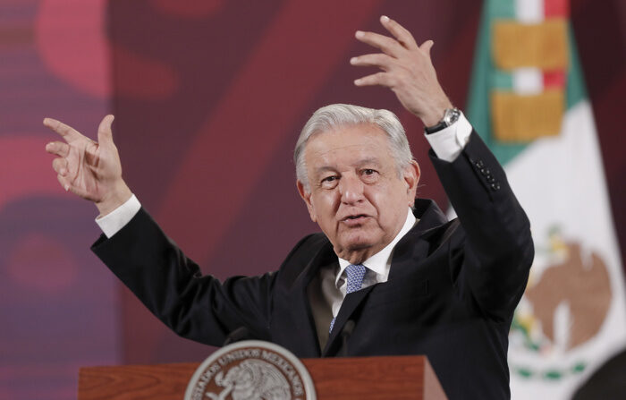El presidente de México Andrés Manuel López Obrador, habla durante una rueda de prensa en Palacio Nacional de la Ciudad de México. (EFE/Isaac Esquivel)