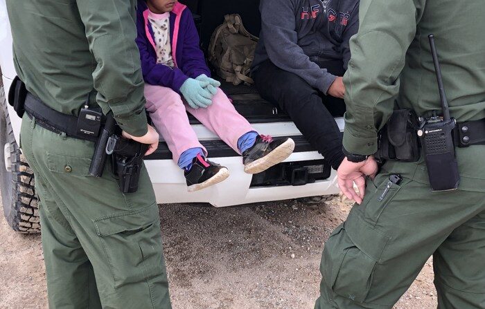 Fotografía de archivo donde aparecen dos agentes de la Patrulla Fronteriza mientras atienden a unos niños en un punto del área conocido como Quitobaquito, en la frontera de Arizona con México, EE.UU.. (EFE/Paula Díaz)