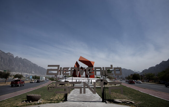 Fotografía de archivo fechada el 10 de marzo de 2023 que muestra un anuncio de bienvenida a la fábrica en construcción de la automotriz Tesla, en el municipio de Santa Catarina, estado de Nuevo León, México. (EFE/Miguel Sierra /ARCHIVO)