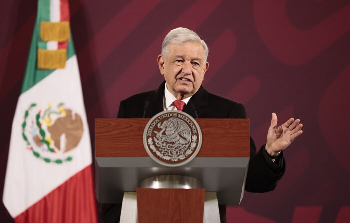El presidente de México, Andrés Manuel López Obrador, habla durante una rueda de prensa en el Palacio Nacional, en la Ciudad de México, México, 13 de diciembre de 2023. (EFE/José Méndez)