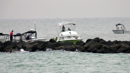 Extraen combustible de un velero encallado en Puerto Rico para evitar desastre ambiental