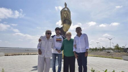Barranquilla rinde un homenaje a Shakira con una estatua de bronce de más de 6 metros